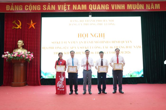 Bí thư Đảng ủy Lương Mạnh Sơn trao bằng khen cho tặp thể và cá nhân các Ban Đảng. Ảnh: Hữu Tiệp