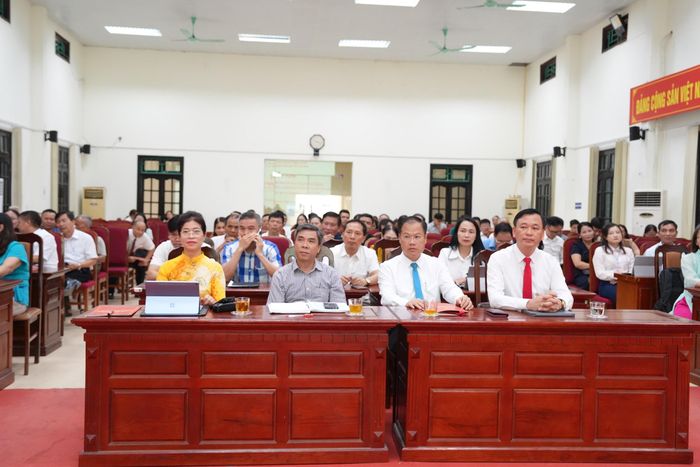 Lãnh đạo phường Phú Lương và các đại biểu tham gia hội nghị. Ảnh: Hữu Tiệp