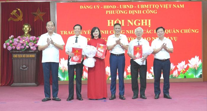 Các lãnh đạo phường Định Công trao quyết định công nhận các hội quần chúng do Đảng, Nhà nước giao nhiệm vụ. Ảnh: Huy Hoàng