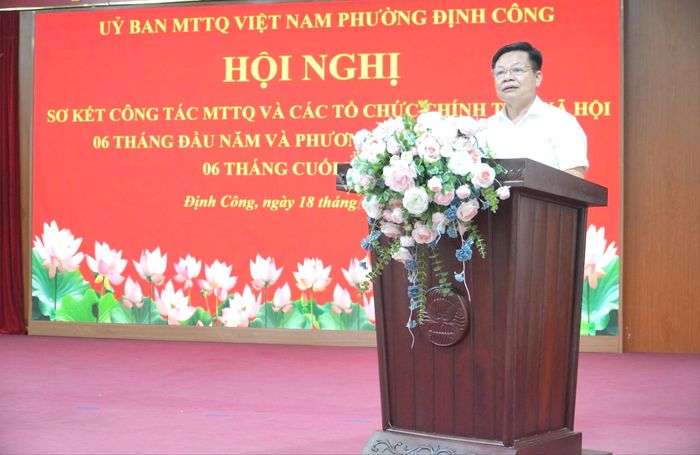 Phó Bí thư Thường trực Đảng ủy phường Định Công Khương Quốc Hưng phát biểu chỉ đạo tại hội nghị. Ảnh: Huy Hoàng