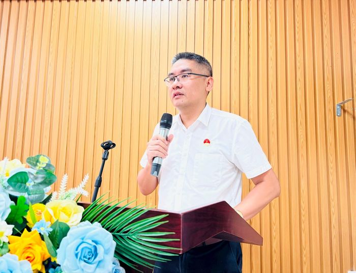 Phó Chủ tịch UBND phường Kim Liên Trần Hoàng tiếp thu và giải trình các ý kiến đóng góp tại hội nghị. Ảnh: PV
