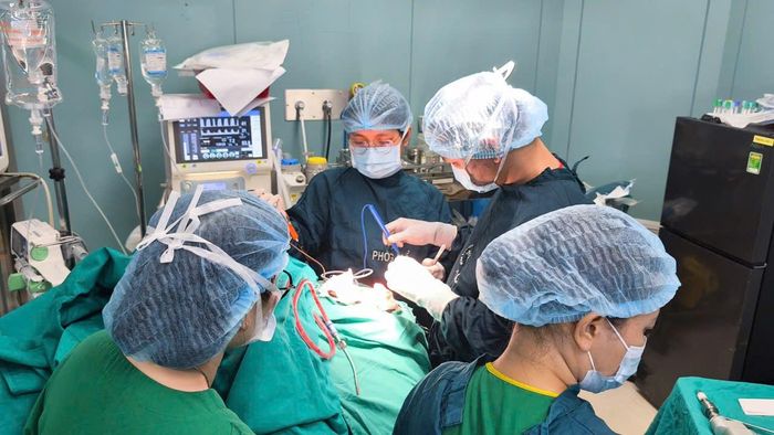 Các y bác sĩ tập trung cứu chữa cho người bệnh. Ảnh: BVCC