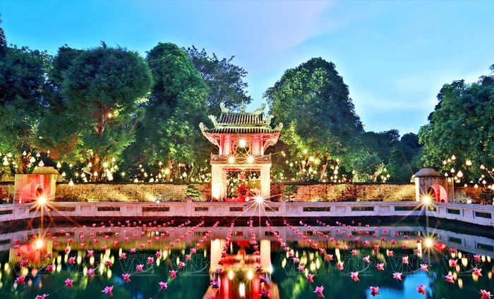 Tour đêm Văn Miếu - Quốc Tử Giám. Ảnh: M.H
