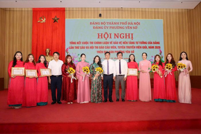 Ban Thường vụ Đảng ủy phường Yên Sở đã khen thưởng 17 tập thể, 10 cá nhân có thành tích xuất sắc trong triển khai cuộc thi. Ảnh: Thái Phương