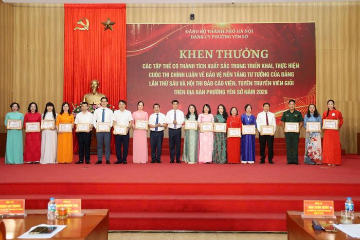 Đồng chí Đào Xuân Dũng, Phó Trưởng Ban Tuyên giáo và Dân vận Thành ủy Hà Nội và Bí thư Đảng ủy phường Yên Sở Nguyễn Minh Tâm trao khen thưởng cho các đơn vị. Ảnh: Thái Phương