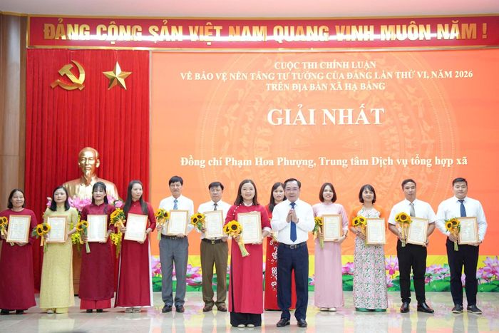 Giải Nhất thuộc về phóng viên Phạm Hoa Phương, Trung tâm Dịch vụ Tổng hợp xã Hạ Bằng với phóng sự truyền hình "Đảng bộ xã Hạ Bằng: Hành trình từ xây dựng nền tảng đến giữ trọn niềm tin của Nhân dân". Ảnh: Phương Thảo