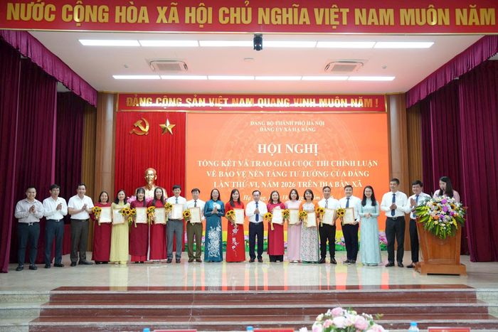 Ban Thường vụ Đảng ủy xã Hạ Bằng trao giải cho các tác giả có tác phẩm tiêu biểu. Ảnh: Phương Thảo