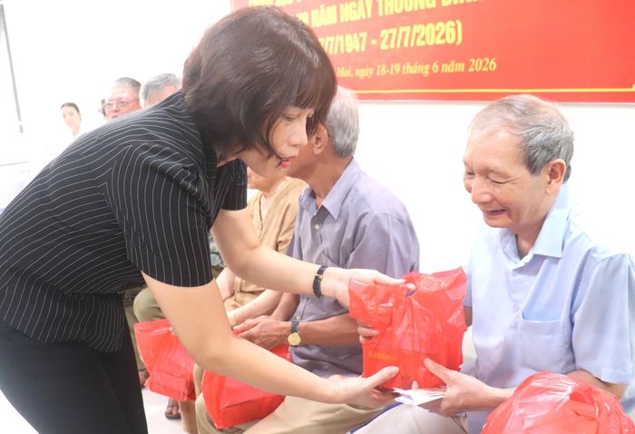 Phó Bí thư Đảng ủy, Chủ tịch UBND phường Bạch Mai Nguyễn Thị Thu Hiền thăm hỏi, tặng quà các đối tượng chính sách