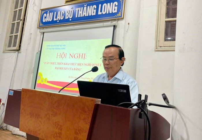 Phó Trưởng ban Thời sự Câu lạc bộ Thăng Long Đặng Bình Minh trình bày tham luận tại hội nghị. Ảnh PV