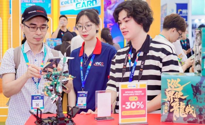 Nhiều sản phẩm đồ chơi sáng tạo được giới thiệu tại triển lãm lần này. Ảnh: T.Trang