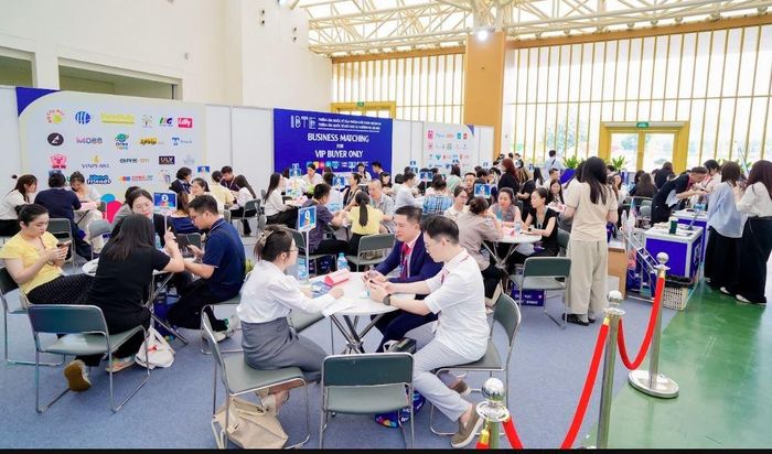 Các doanh nghiệp tham gia hoạt động kết nối giao thương tại triển lãm. Ảnh: T.Trang