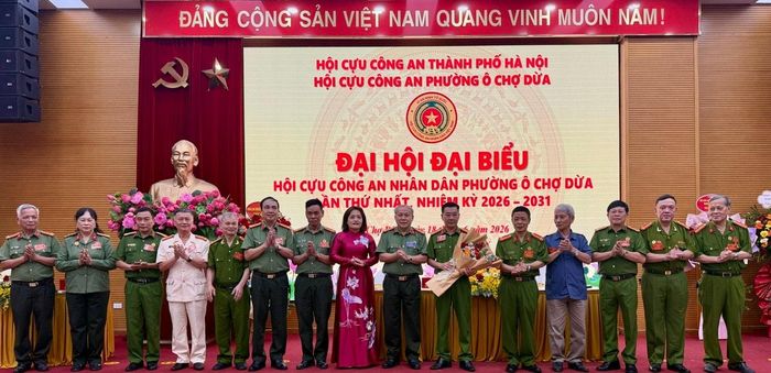 Ban Chấp hành Hội Cựu CAND phường Ô Chợ Dừa khóa I ra mắt đại hội. Ảnh: Võ Giang