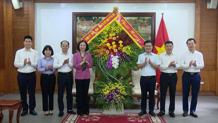 Lãnh đạo thành phố Hà Nội chúc mừng Bộ Văn hóa Thể thao và Du Lịch. Ảnh: H.L