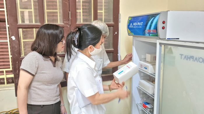 Đoàn công tác của Chi cục Chăn nuôi, Thủy sản và Thú y Hà Nội kiểm tra thực tế kho chứa, bảo quản vắc xin tiêm phòng dịch bệnh động vật của xã Minh Châu. Ảnh: Ánh Dương
