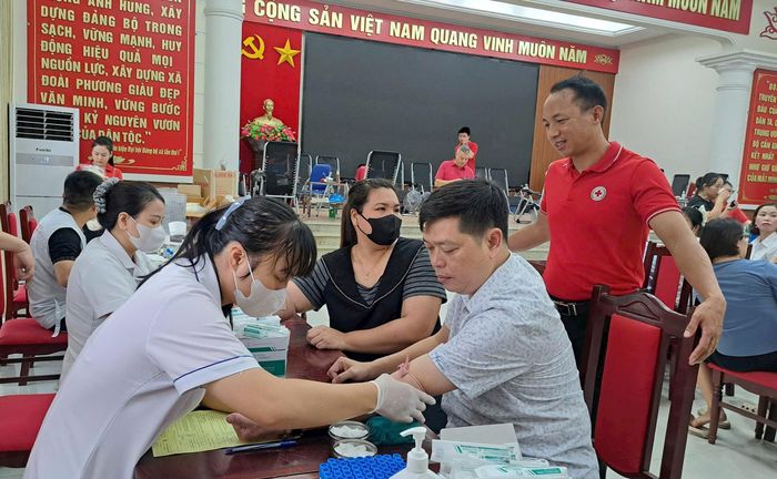 Cán bộ, công chức các ngành và nhân dân tham gia hiến máu với tinh thần sẻ chia vì cộng đồng. Ảnh: PV