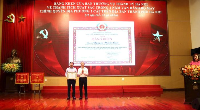 Bí thư Đảng ủy, Chủ tịch HĐND xã Nguyễn Thanh Liêm nhận Bằng khen của Ban Thường vụ Thành ủy Hà Nội. Ảnh: PV