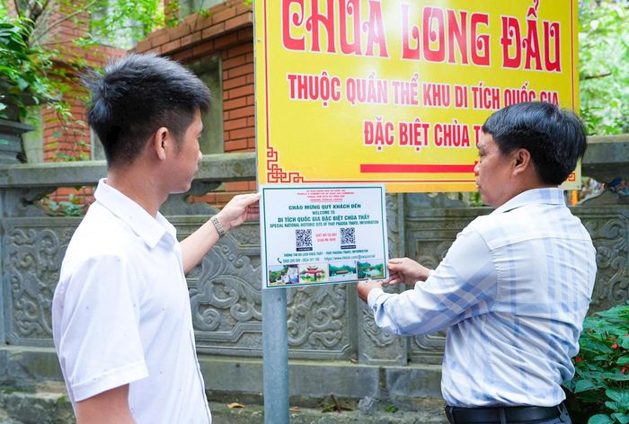 Xã Quốc Oai đã triển khai hệ thống mã QR tại khu di tích Chùa Thầy giúp du khách dễ dàng quét mã bằng điện thoại thông minh để tra cứu thông tin. Ảnh: PV