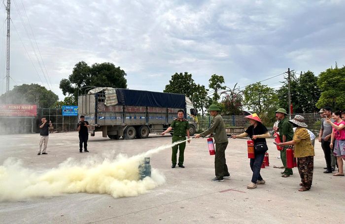 Tiểu thương thực hành chữa cháy. Ảnh: Phương Lộc