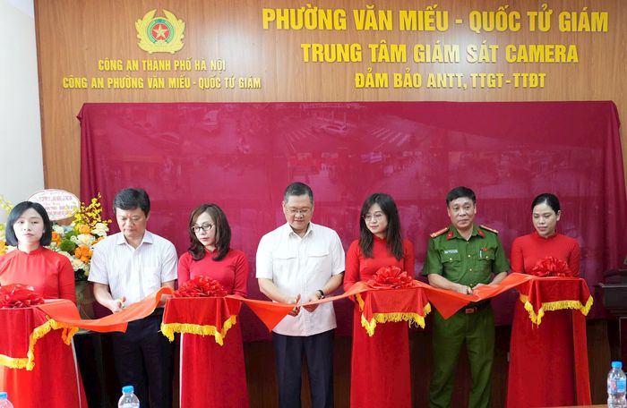 Lãnh đạo phường Văn Miếu - Quốc Tử Giám cắt băng ra mắt Trung tâm Giám sát camera bảo đảm ANTT, TTGT-TTĐT. Ảnh: An Quyên