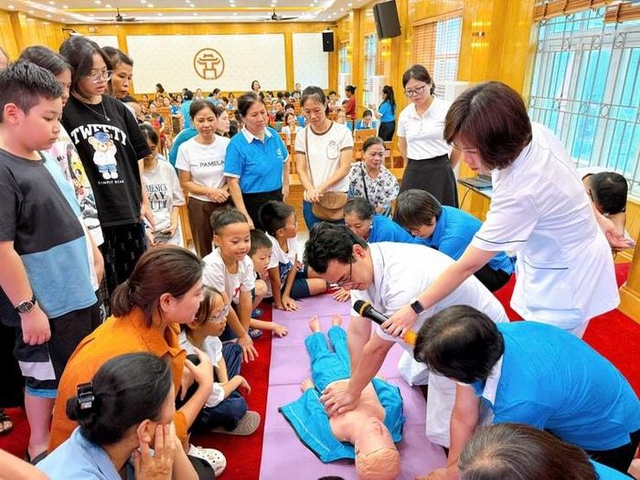 Cán bộ chuyên môn của Bệnh viện Nhi Hà Nội hướng dẫn các đại biểu, phụ huynh và các em học sinh xử lý các tình huống. Ảnh: PV