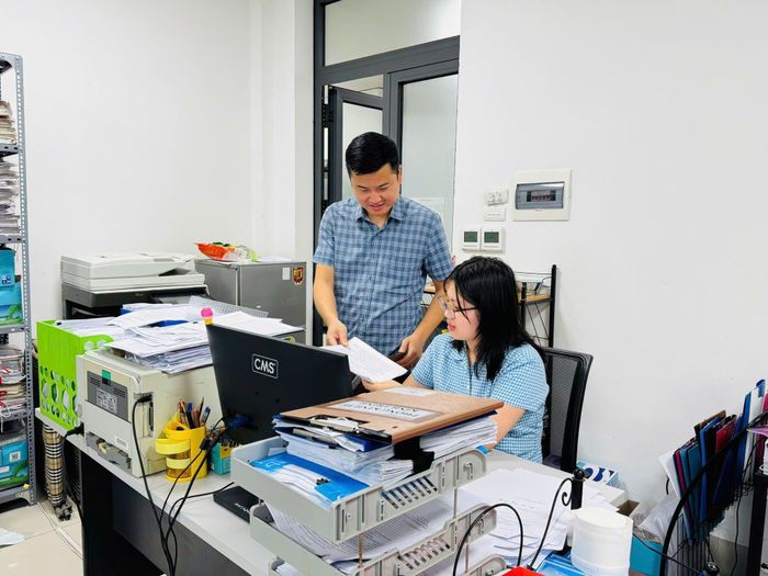 Cán bộ, công chức xã nỗ lực bám sát địa bàn, kịp thời xử lý các vướng mắc phát sinh trong quá trình thực hiện. Ảnh: PV
