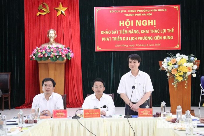 Ông Nguyễn Tiến Quyết, Bí thư Đảng ủy, Chủ tịch HĐND phường Kiến Hưng phát biểu định hướng xây dựng đề án phát triển du lịch làng nghề bài bản, lâu dài. Ảnh: Tuấn Điệp