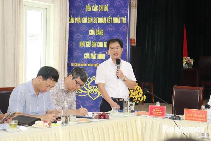 Ông Chu Mạnh Hà, Chủ tịch UBND phường Kiến Hưng phát biểu đề xuất các giải pháp quy hoạch, phát triển du lịch gắn với bảo tồn làng nghề truyền thống. Ảnh: Tuấn Điệp