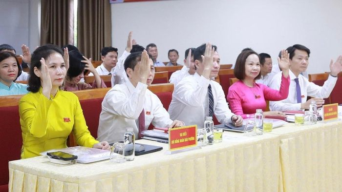 Các đại biểu thông qua dự thảo các nghị quyết tại kỳ họp. Ảnh Thu Oanh