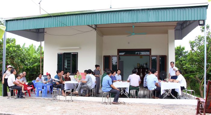 Người thân và nhân dân trong thôn Lai Tảo tới thăm chúc mừng gia đình bà Lê Thị Nõn có ngôi nhà mới. Ảnh: PV