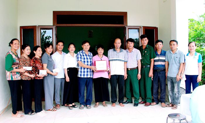 Các tổ chức chính trị - xã hội của xã Phúc Sơn và thôn Lai Tảo trao tặng quà mẹ con bà Lê Thị Nõn. Ảnh: PV