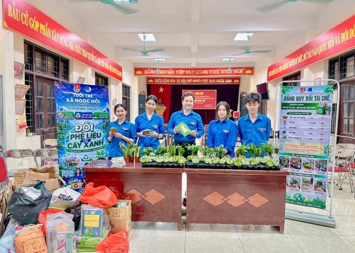 Đoàn Thanh niên xã Ngọc Hồi với mô hình "Đổi phế liệu lấy cây xanh". Ảnh: PV
