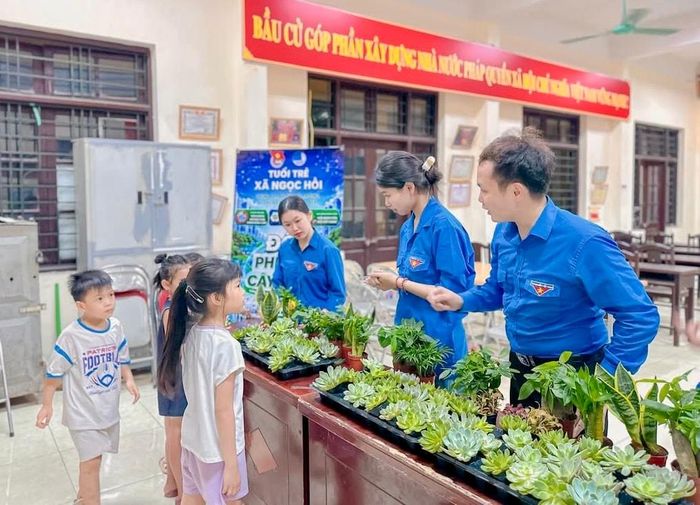 Các em nhỏ thôn Lạc Thị, xã Ngọc Hồi hào hứng với mô hình "Đổi phế liệu lấy cây xanh". Ảnh: PV