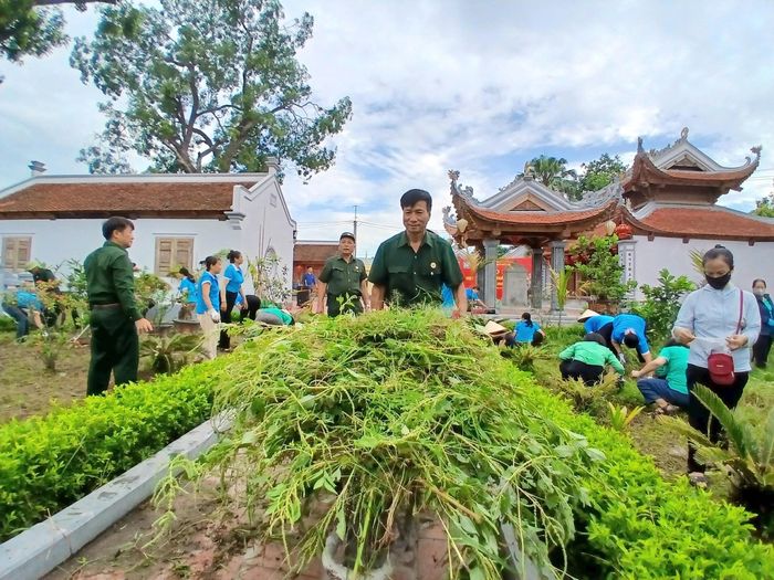 Các tổ chức đoàn thể xã Ngọc Hồi tham gia vệ sinh môi trường ngày cuối tuần. Ảnh: Hoàng Quyết