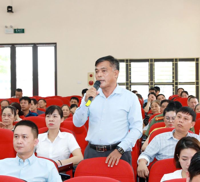 Cử tri xã Nội Bài nêu ý kiến tại hội nghị. Ảnh: Tùng Nguyễn.