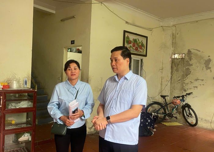 Chị Trần Thị Mai Hoa bày tỏ sự đồng thuận và xúc động trước sự tận tình, minh bạch của chính quyền phường Yên Hòa khi triển khai GPMB Dự án Vành đai 2.5. Ảnh: PV