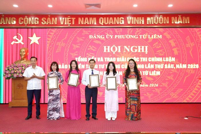 Lãnh đạo phường Từ Liêm trao giải cho các tác giả đạt giải cuộc thi. Ảnh: PV