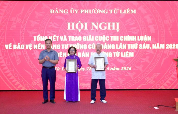 Lãnh đạo phường Từ Liêm trao giải cho các tác giả có các tác phẩm chính luận xuất sắc đạt giải cuộc thi. Ảnh: PV