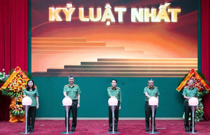 Các đại biểu nhấn nút phát động đợt thi đua. Ảnh: Nguyễn Bình
