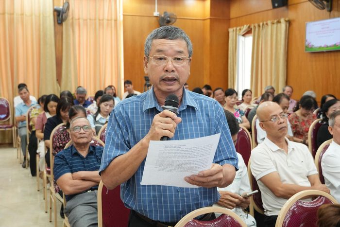 Cử tri nêu ý kiến tại hội nghị. Ảnh: PV