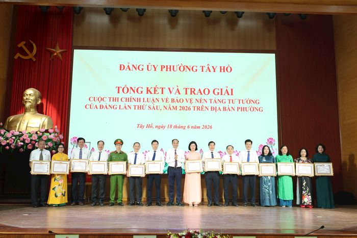 Phường Tây Hồ trao giấy khen cho các tập thể, cá nhân. Ảnh: Ngọc Tú