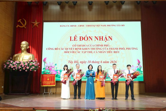 Trao Quyết định chỉ định tham gia Ban Chấp hành Đảng bộ phường Tây Hồ khóa I, nhiệm kỳ 2025 – 2030. Ảnh: Ngọc Tú