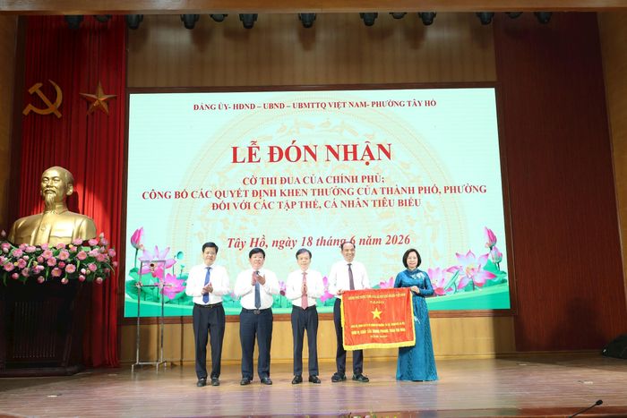 Phường Tây Hồ nhận Cờ thi đua của Chính phủ. Ảnh: Ngọc Tú