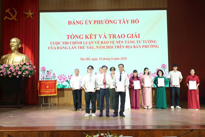 Trao giải cuộc thi chính luận về bảo vệ nền tảng tư tưởng của Đảng lần thứ 6, năm 2026 trên địa bàn phường. Ảnh: Ngọc Tú