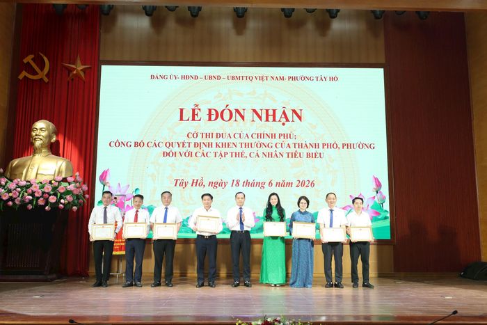 Trao Bằng khen của UBND TP Hà Nội cho các tập thể, cá nhân. Ảnh: Ngọc Tú