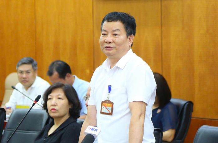 Phó Vụ trưởng Vụ Chính quyền địa phương (Bộ Nội vụ) Nguyễn Hữu Thành trao đổi tại buổi họp báo. Ảnh: PV
