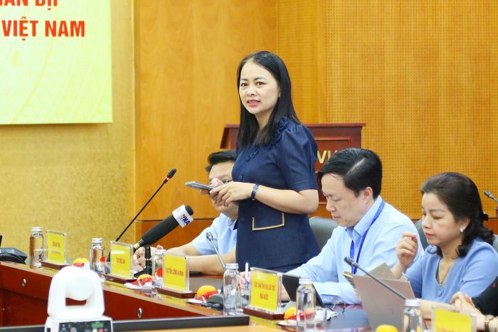 Phó Cục trưởng Cục Việc làm (Bộ Nội vụ) Chu Thị Hạnh trao đổi tại buổi họp báo. Ảnh: PV