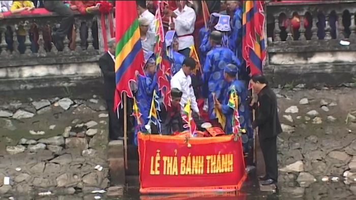 Lễ thả bánh thánh hội Bình Đà Xuân Bính Ngọ 2026 tại Đền Nội, xã Bình Minh. Ảnh: Thành Đạt