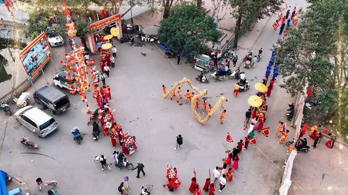 Đoàn rước lễ và múa rồng trong lễ hội. Ảnh: Hữu Tiệp