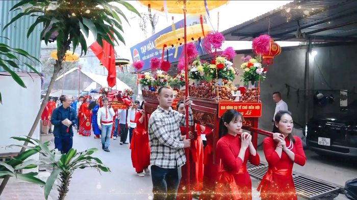 Đội rước kiệu tại Đền Nội thờ Thánh Tổ Lạc Long Quân. Ảnh: Hữu Tiệp