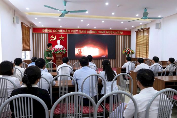 Đại diện Đội CC&CNCH khu vực số 13 chia sẻ các tình huống cháy đã xảy ra và phân tích từng tình huống cần xử lý như thế nào để dập tắt đám cháy từ sớm. Ảnh: N.M